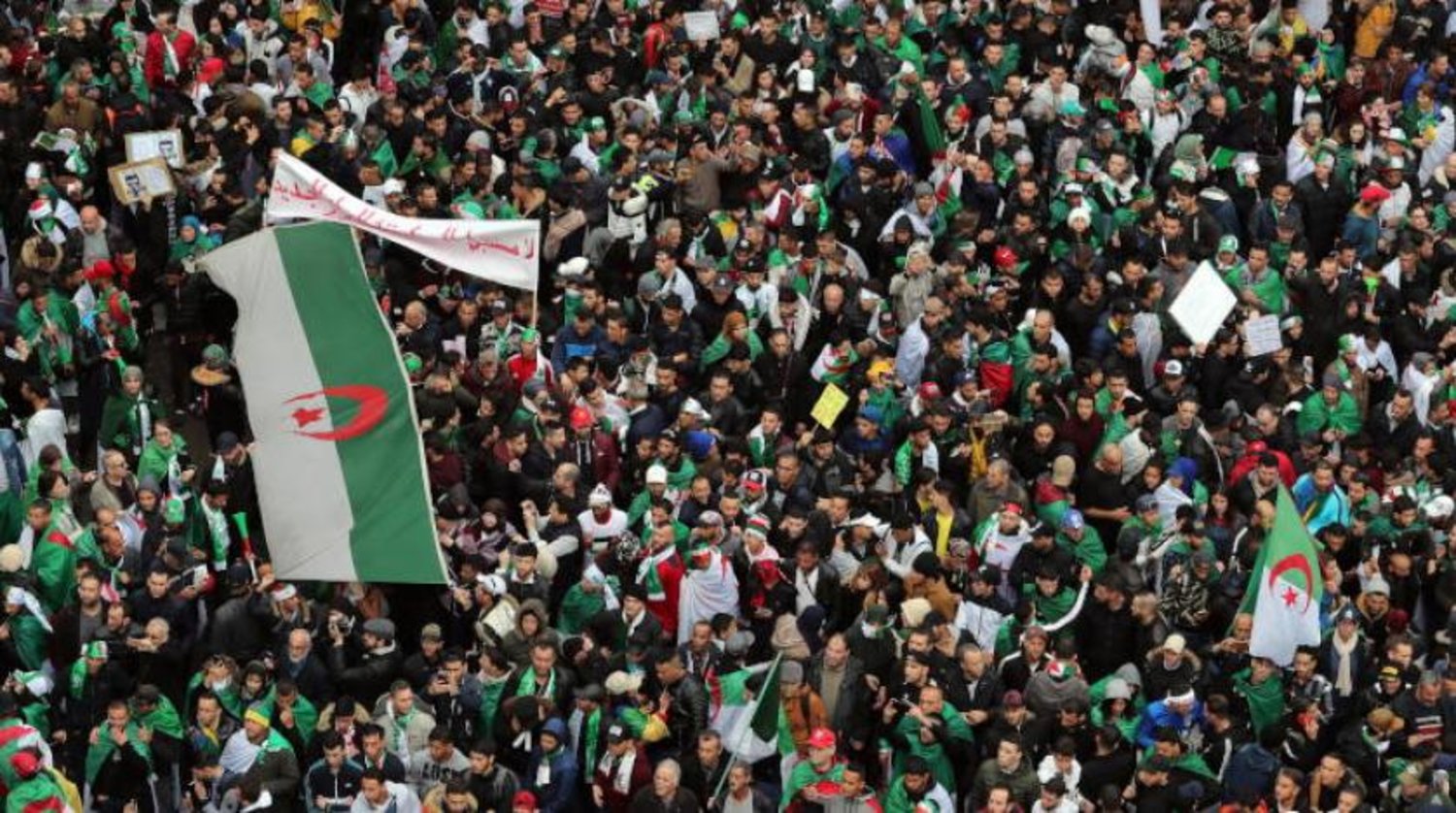 Cezayir'deki protestocular Cumhurbaşkanı Abdulaziz Buteflika'nın istifa etmesini istiyor (EPA)