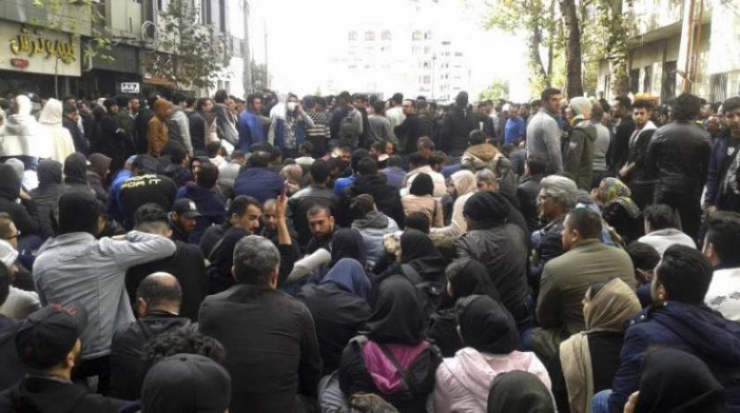 Protestocular, İran’ın çeşitli şehirlerindeki gösterilerine devam ediyor (AP)