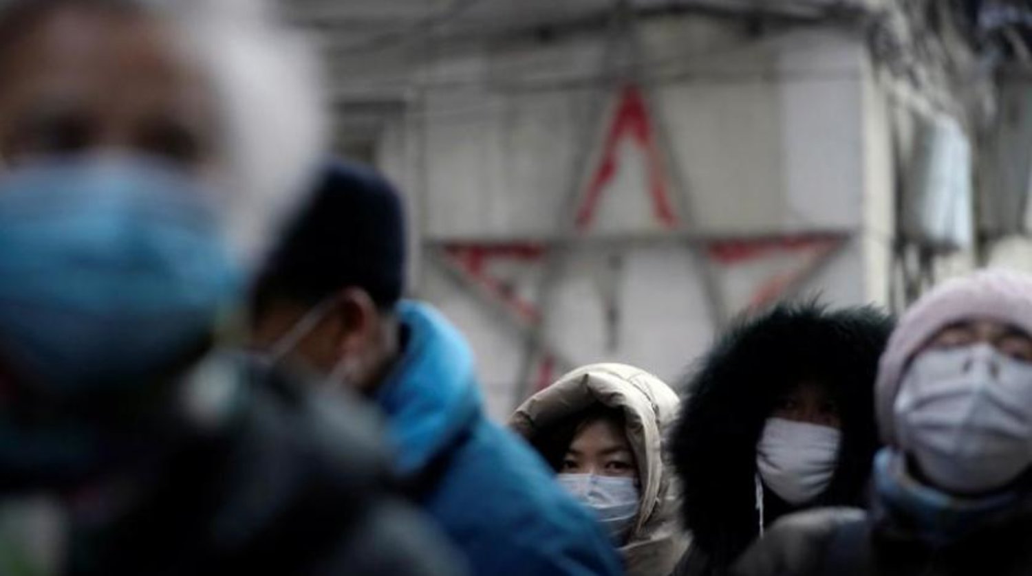 Koronavirüsü önlemek için maske takan insanlar (Reuters)