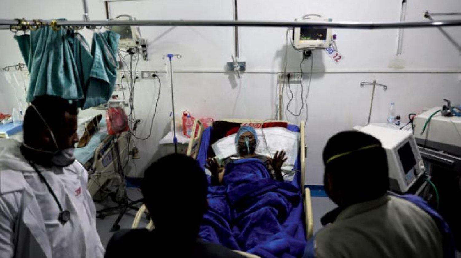 Sana’daki bir hastanede tedavi gören koronavirüs hastalarından biri (Reuters)