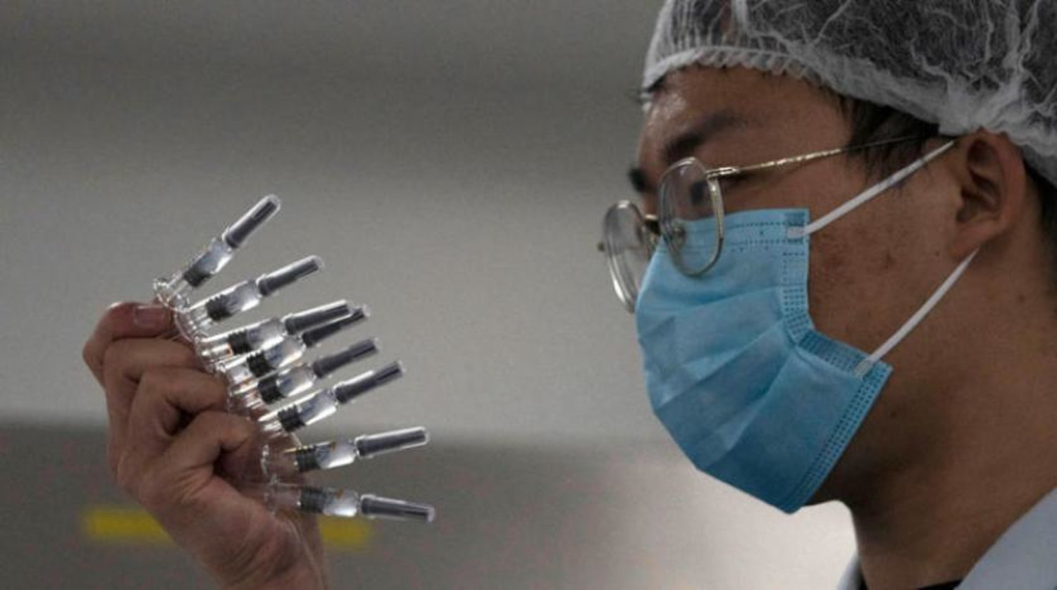 Pekin’de geçen ay Sinovak Şirketi tarafından üretilen bir deneysel aşı test ediliyor (AP)