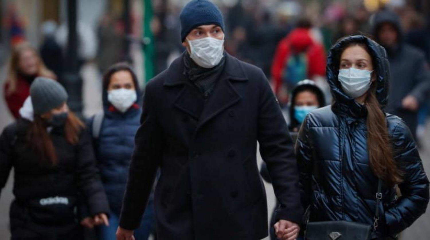 Moskova’da maske takan Rus vatandaşları (EPA)