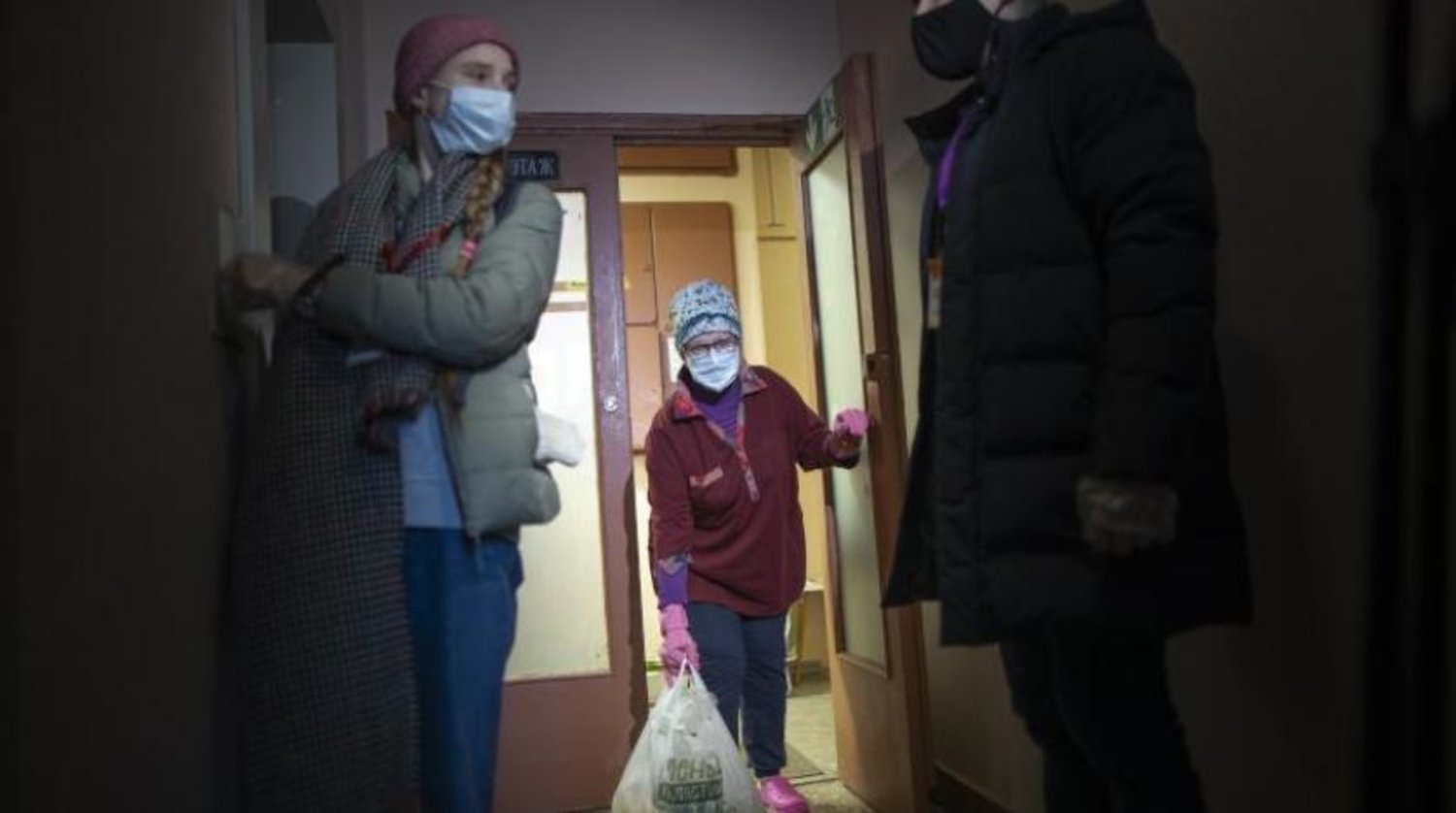 Moskova'da koronavirüs nedeniyle maske takan insanlar  (AP)