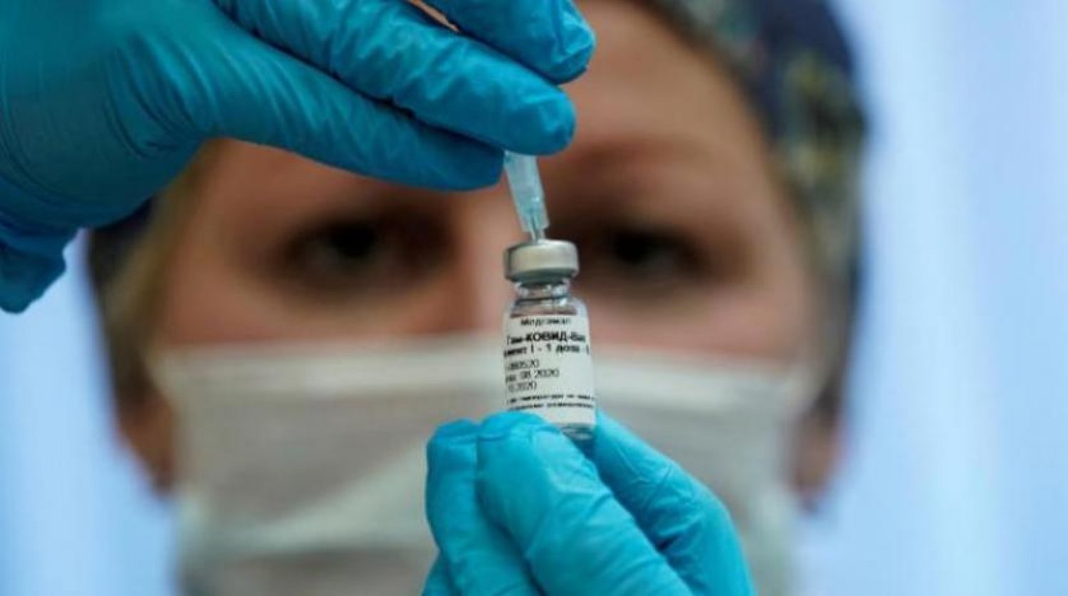 Elinde bir doz Sputnik V aşısı tutan bir hemşire (Reuters arşivi)