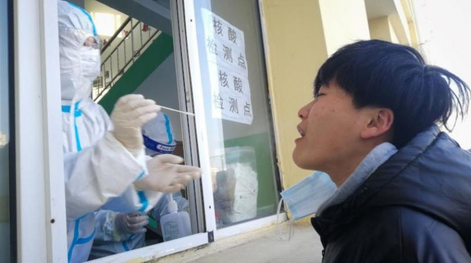 Çin’de koronavirüs testi yapılan bir vatandaş (AFP)