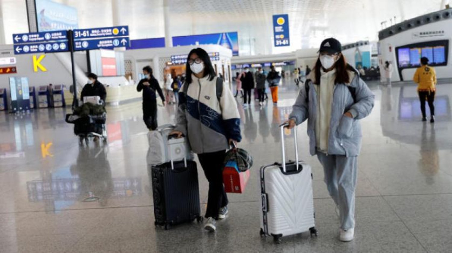 Bu yıl Ocak ayı başlarında Wuhan Havalimanı'ndaki yolcular (Reuters)