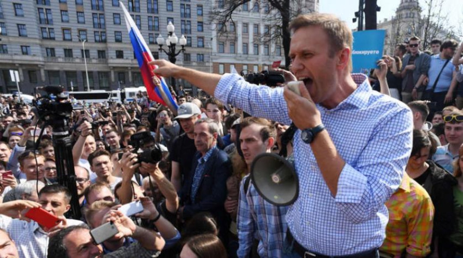Alexei Navalny, 2018'de Moskova'da Putin karşıtı bir gösteri sırasında (AFP)