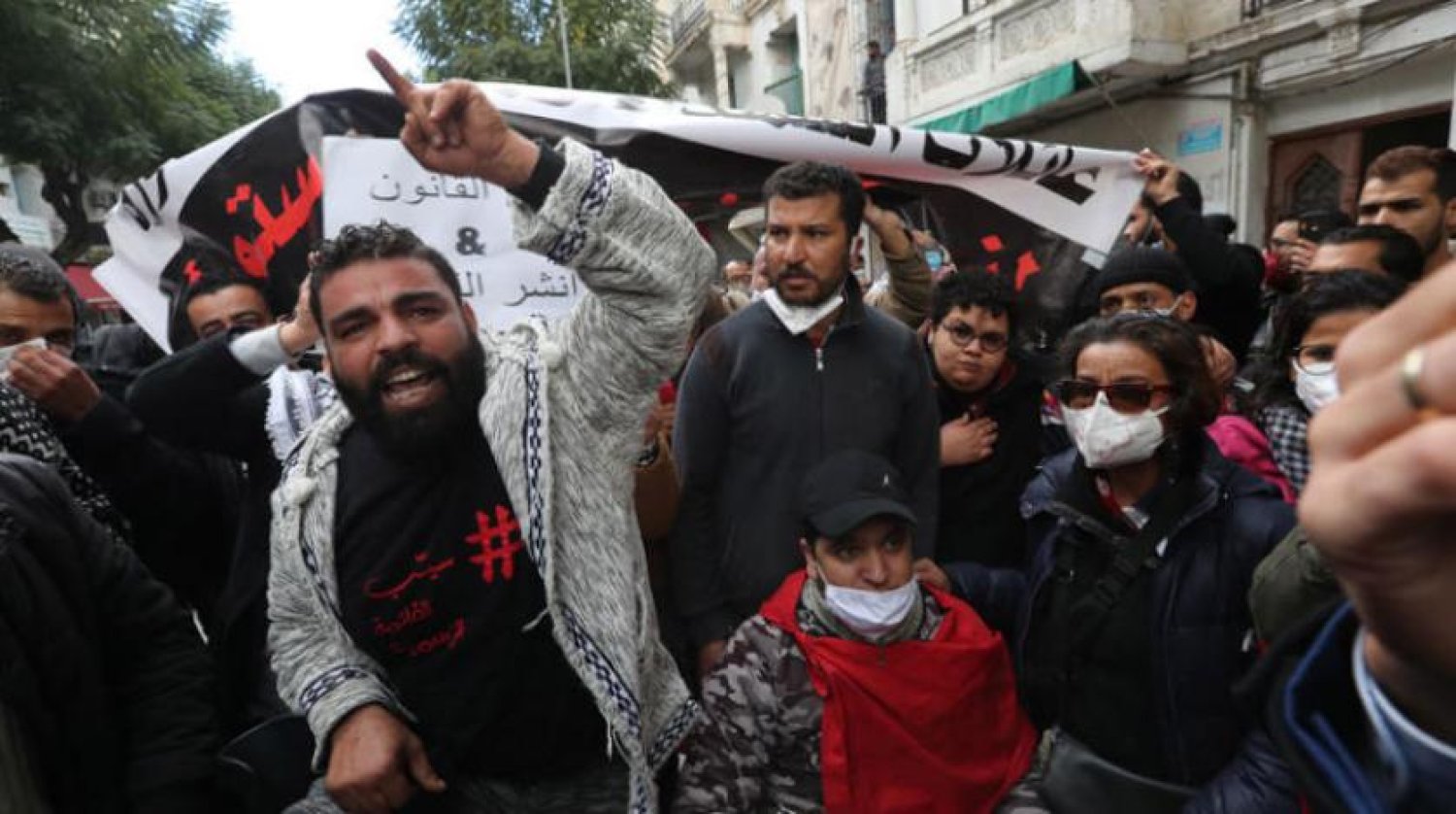 Başkent Tunus’ta düzenlenen protesto gösterilerinde gençler ön saflarda yer aldı (EPA)