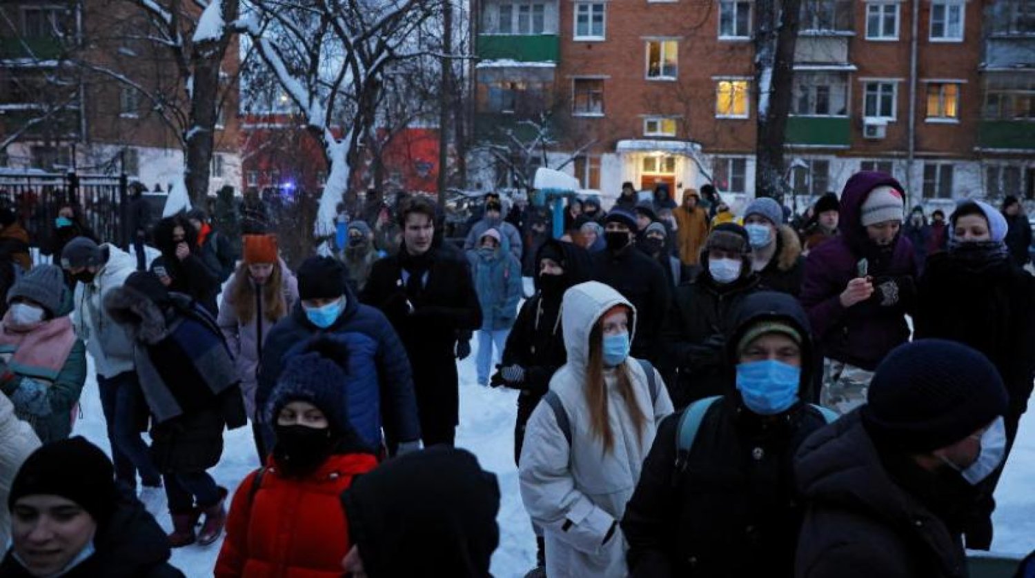 Navalni destekçileri, Moskova yakınlarındaki Khimki'de Rus muhalifin tutulduğu karakolun önünde (Reuters)
