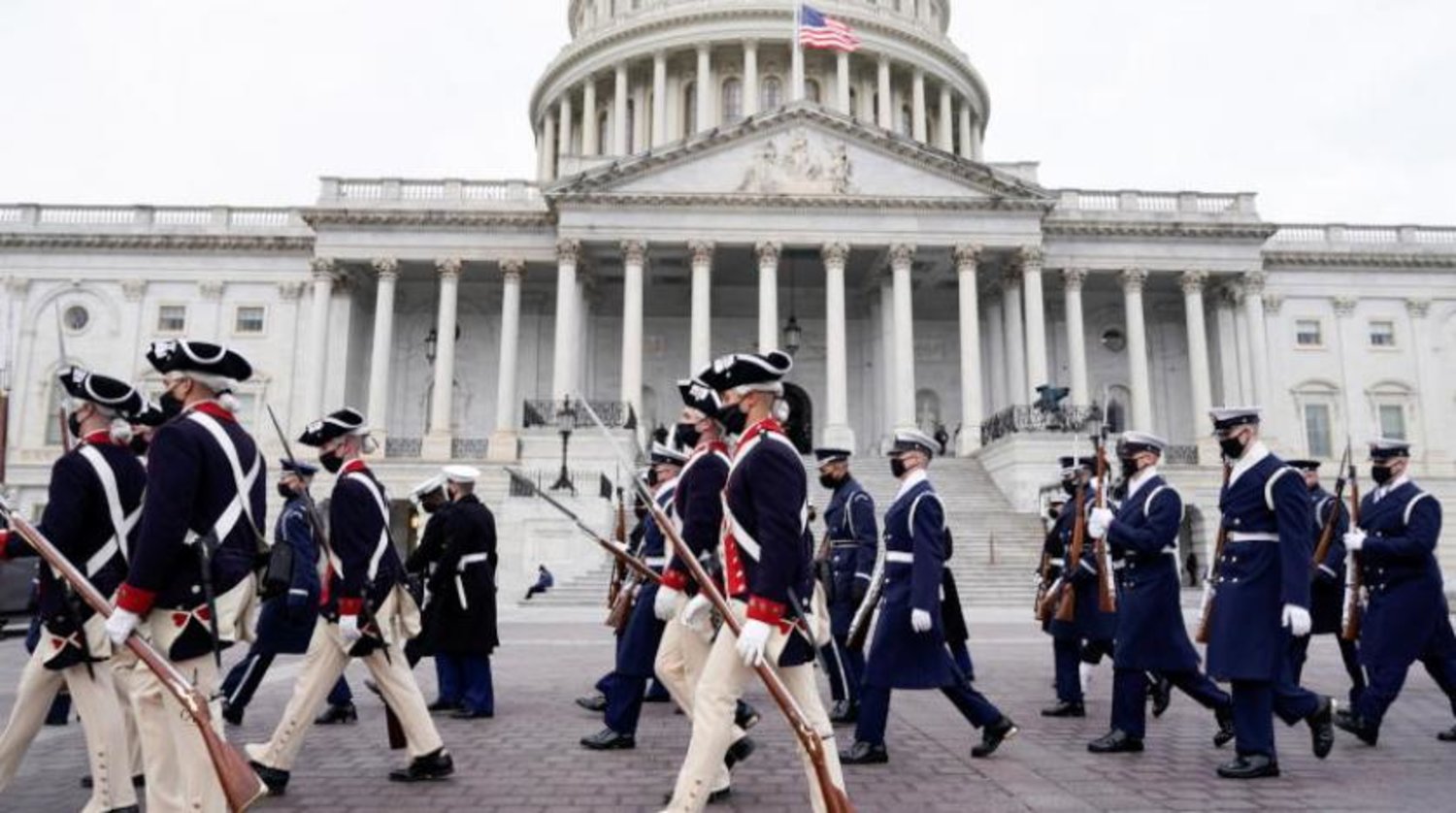 Ulusal Muhafız personeli Biden’ın açılışına hazırlık olarak Kongre önünde konuşlandırıldı (Reuters)