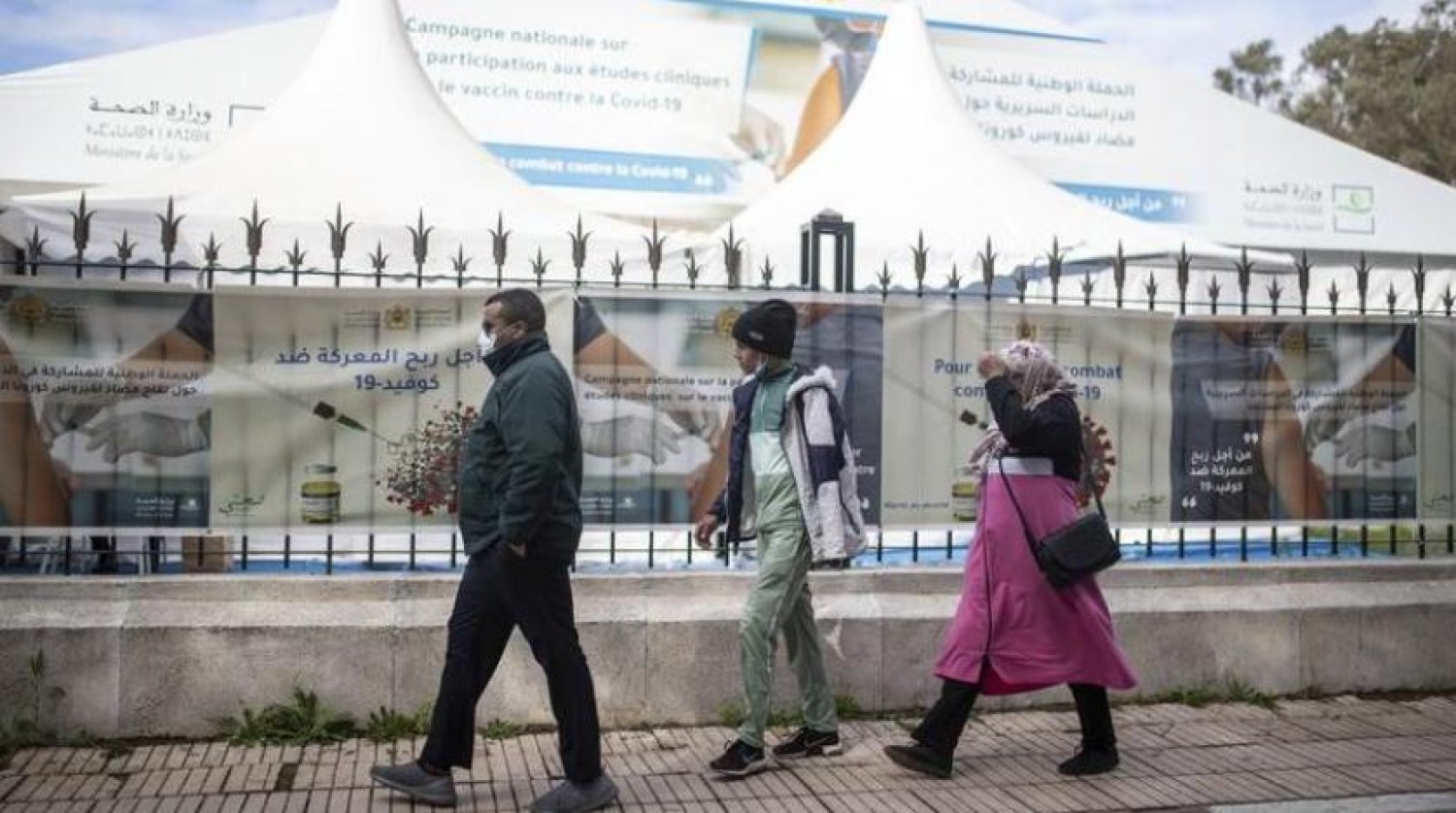 Rabat’ta maskeyle dolaşan vatandaşlar (AP)