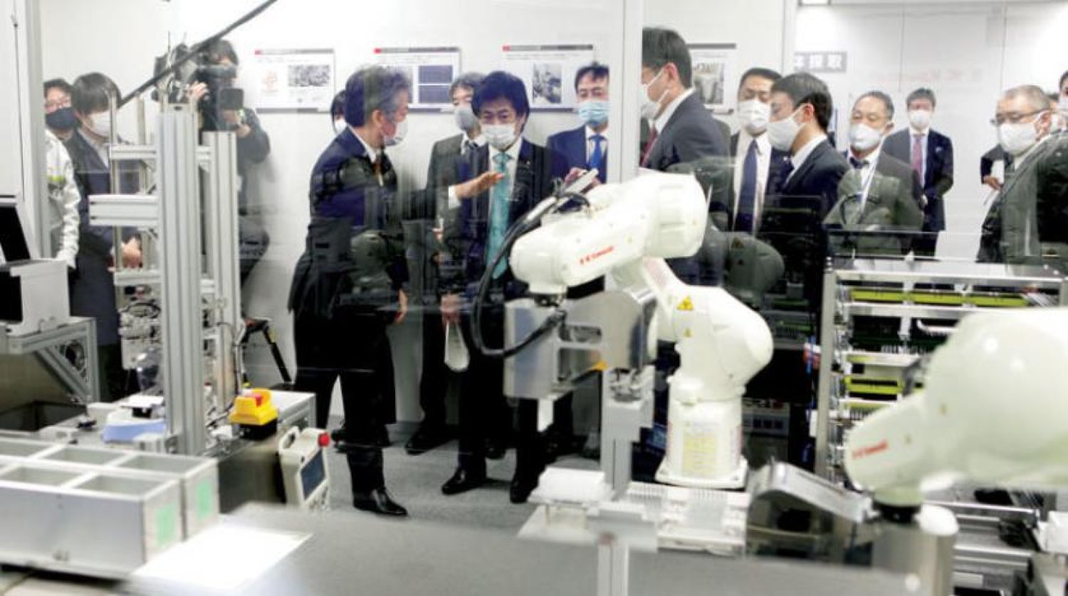 Japonya Sağlık Bakanı Norihisa Tamura Tokyo Robot Merkezi’ni ziyaret ediyor (Reuters)