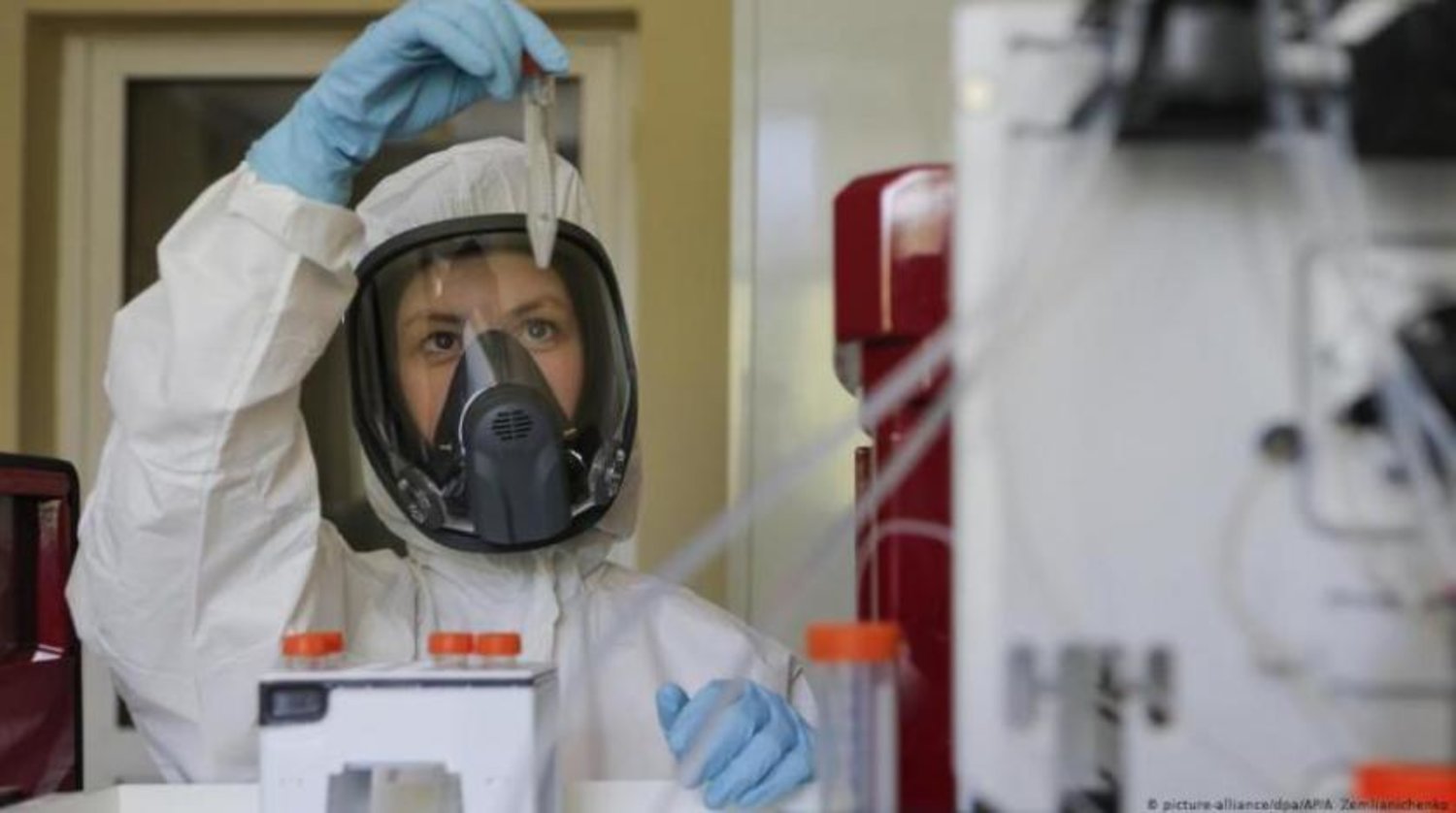 Bir araştırmacı Rusya tarafından koronavirüse karşı geliştirilen aşıyı test ediyor (AP)