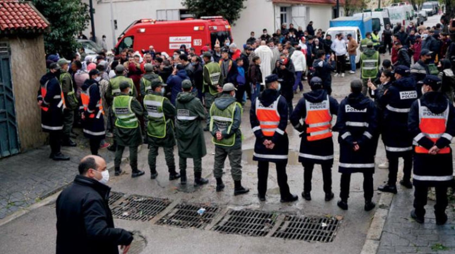 Fas polisi dün Tanca’da 24 kişinin ölümüne neden olan fabrikanın garajını çevreledi. (AFP)