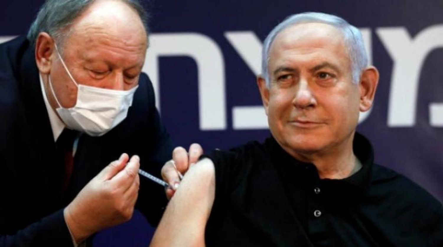 İsrail Başbakanı Binyamin Netanyahu Kovid-19’a karşı aşı olurken (Reuters)