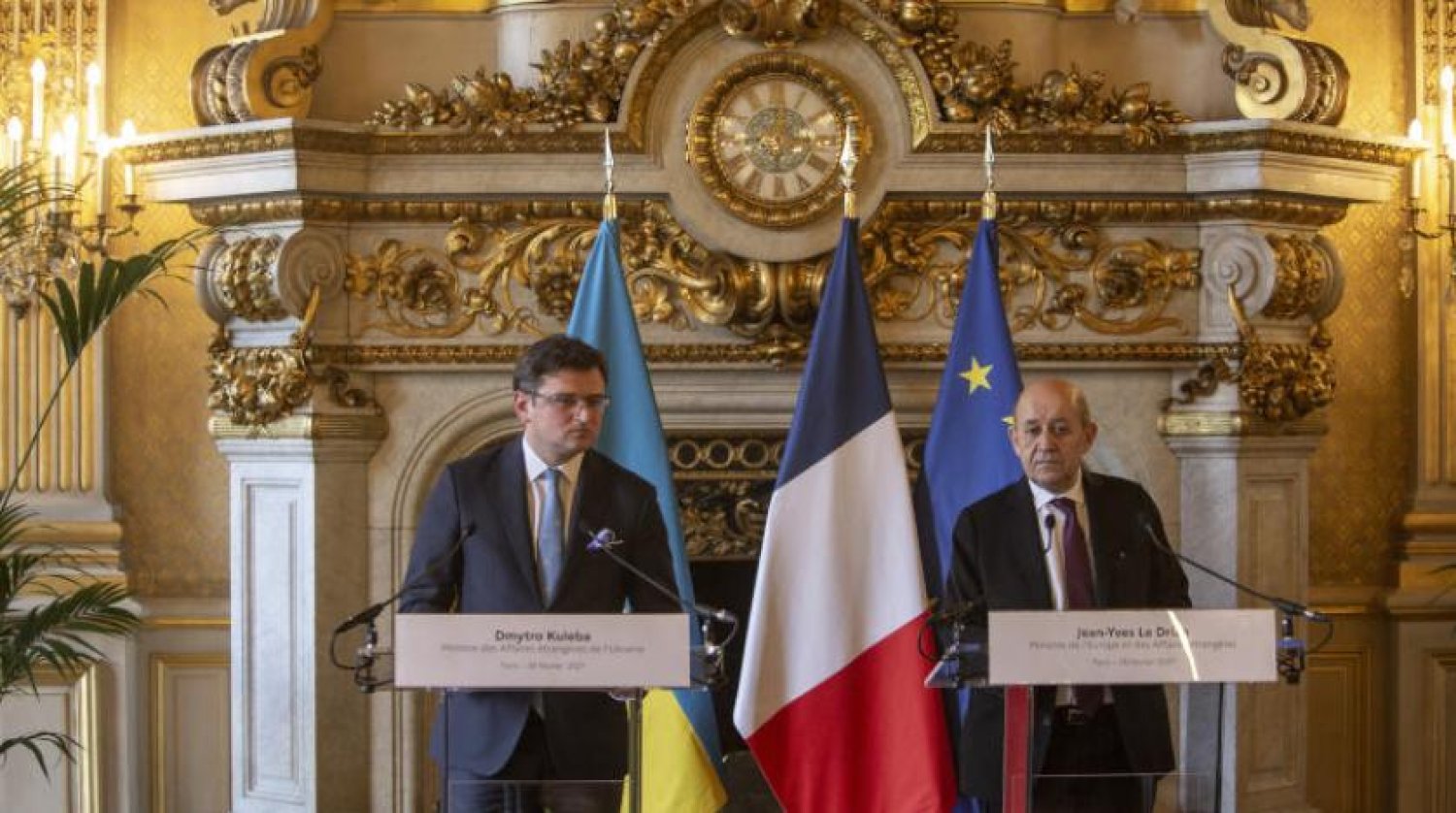 Fransa Dışişleri Bakanı Jean-Yves Le Drian ve Ukrayna Dışişleri Bakanı Dmitro Kuleba ortak basın toplantısında (AP)