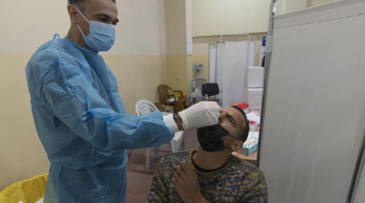 Ramallah’ta koronavirüs testi olan bir Filistinli (AFP)