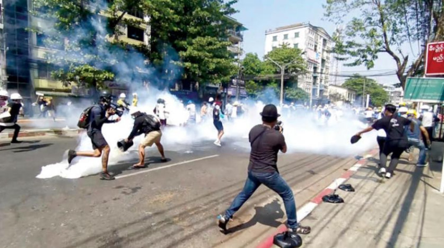 Güvenlik güçleri dün Yangon’da düzenlenen protestolara biber gazı ile müdahale etti. (AP)
