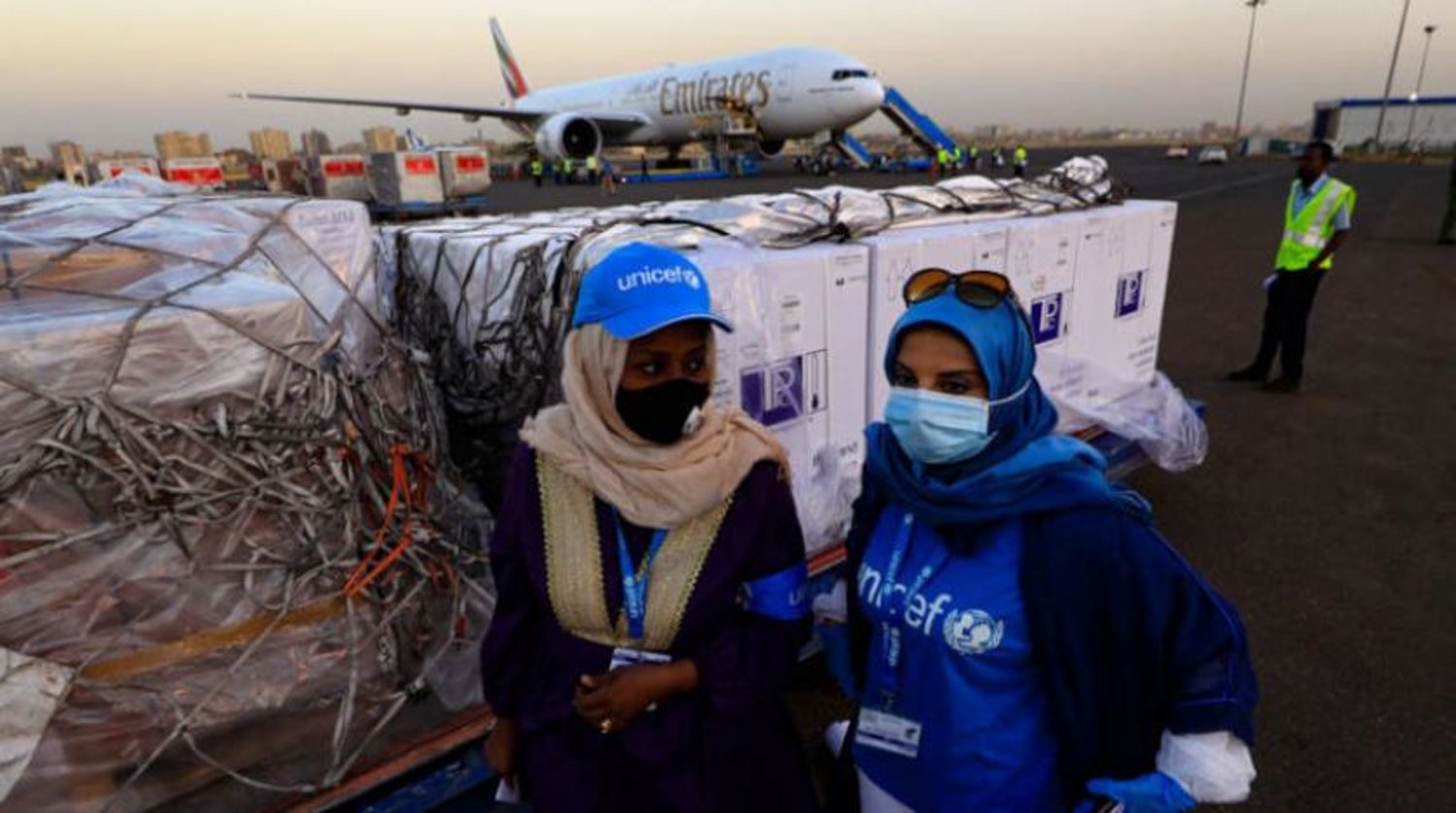 Dün Oxford-AstraZeneca aşı sevkiyatının Hartum Havaalanı’na varışı sırasında (AFP)