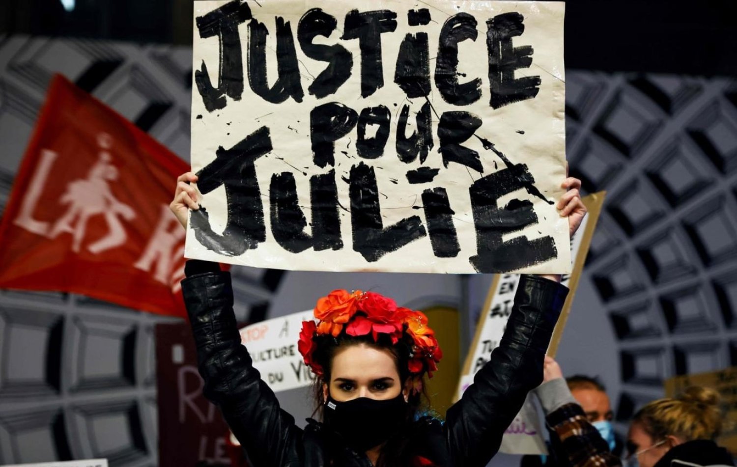 Fransa'da 20 itfaiye görevlisinin de yargılanması için şubat ayında protesto gösterileri düzenlenmişti (AFP)