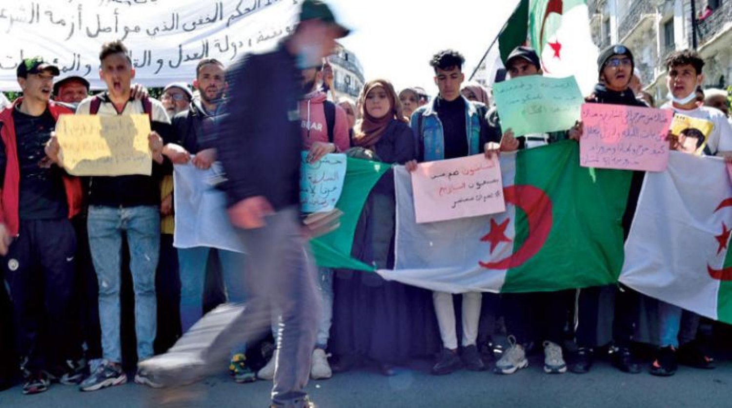 Cezayirli üniversite öğrencileri, dün başkentin merkezinde protesto düzenledi (AFP)