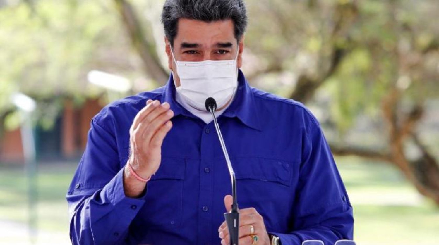 Venezuela Devlet Başkanı Nicolas Maduro koruyucu maske takıyor (AFP)
 