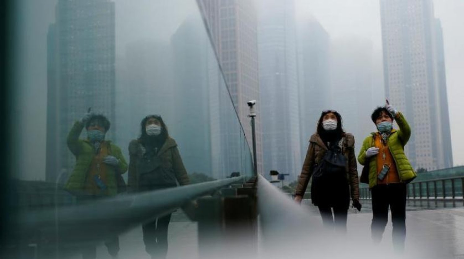 Şangay'da maskeli iki kadın (Arşiv - Reuters)