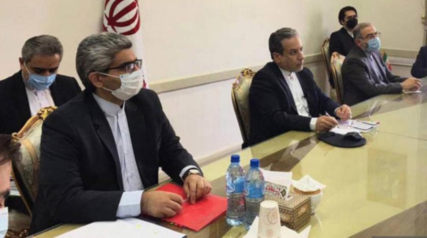 İran Dışişleri Bakan Yardımcısı Abbas Arakçi (ortada) Cuma günü 4+1 ülkeleri ile video konferans aracılığıyla yapılan nükleer anlaşmaya ilişkin görüşmeye katıldı (EPA)