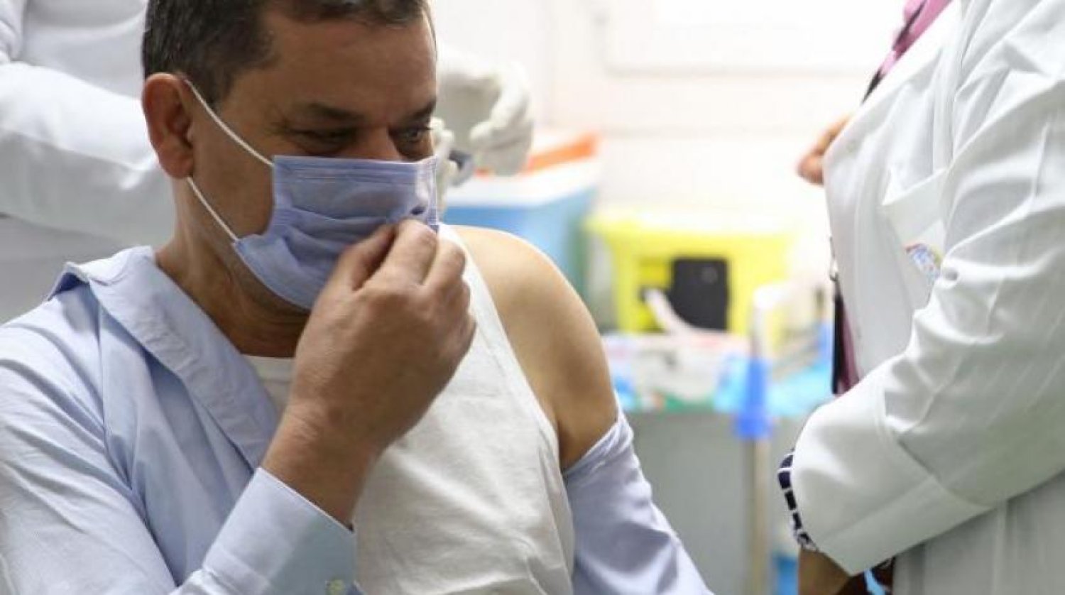Libya Başbakanı Abdulhamid Dibeybe, ilk doz koranavirüs aşısı oluyor (AFP)