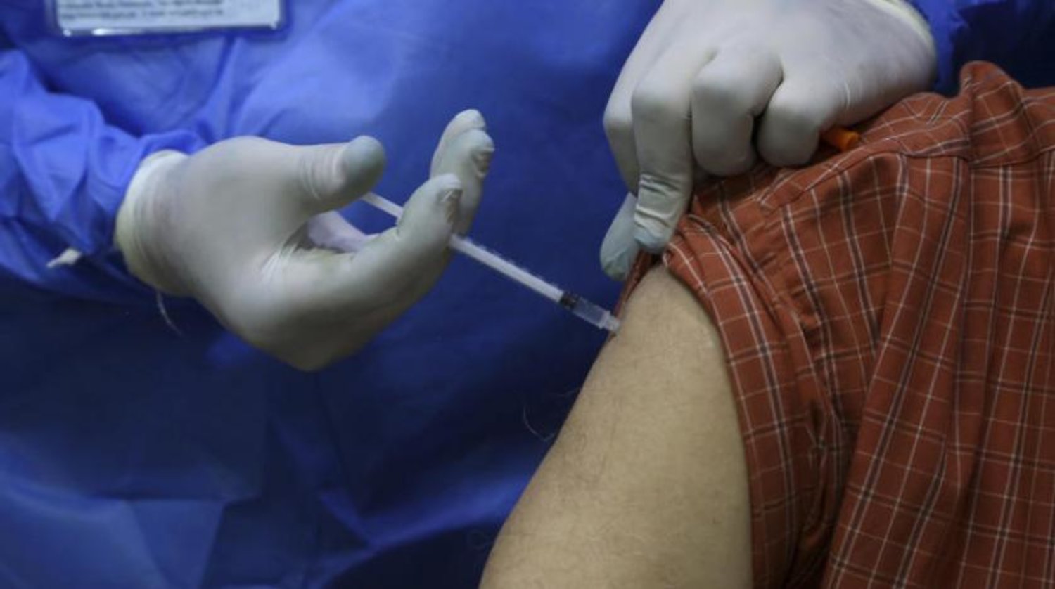 Pakistan’da aşı olan bir vatandaş (AP)