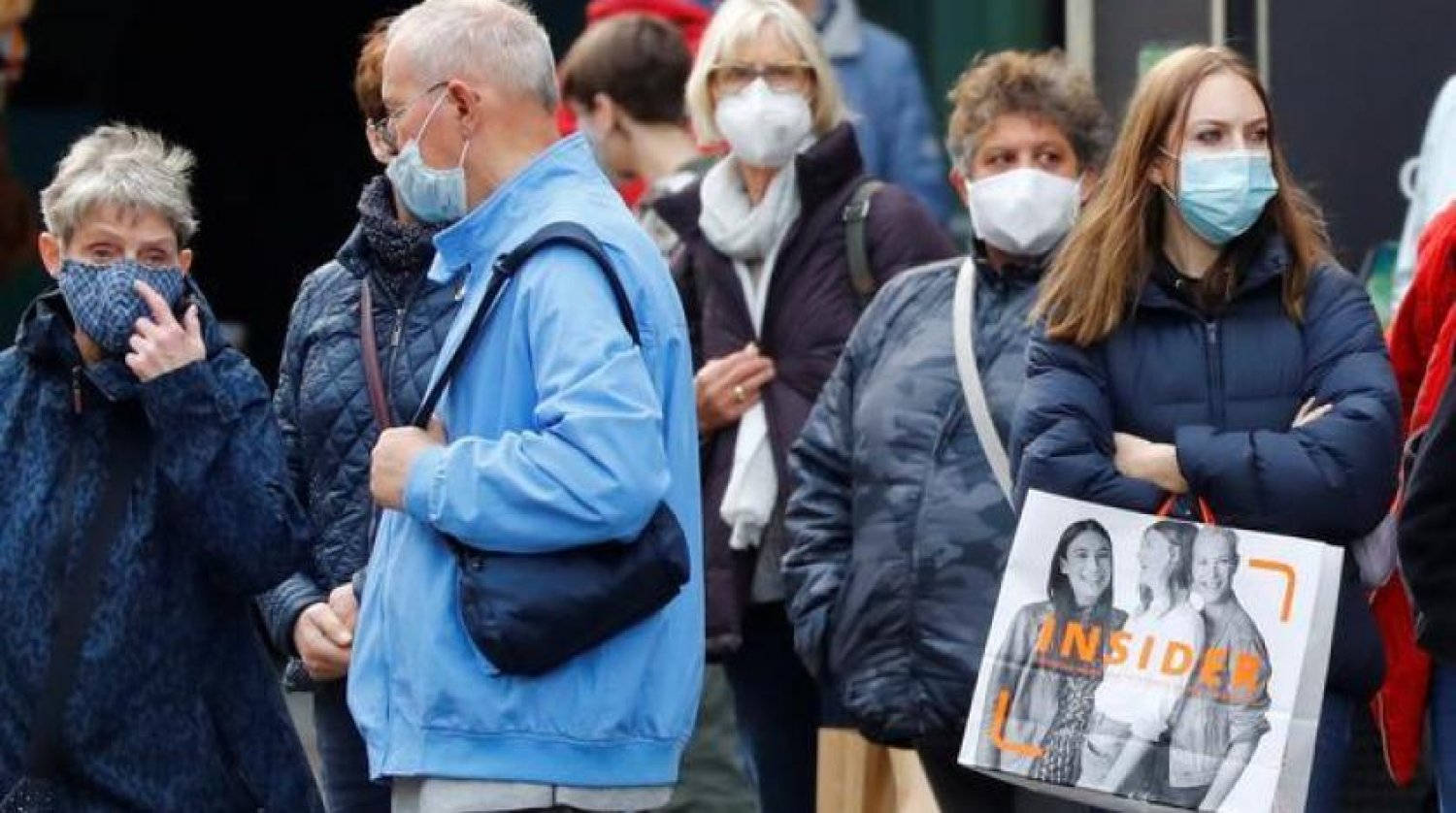 Berlin'de koronavirüs tedbirleri kapsamında maske takan vatandaşlar (Arşiv - Reuters)