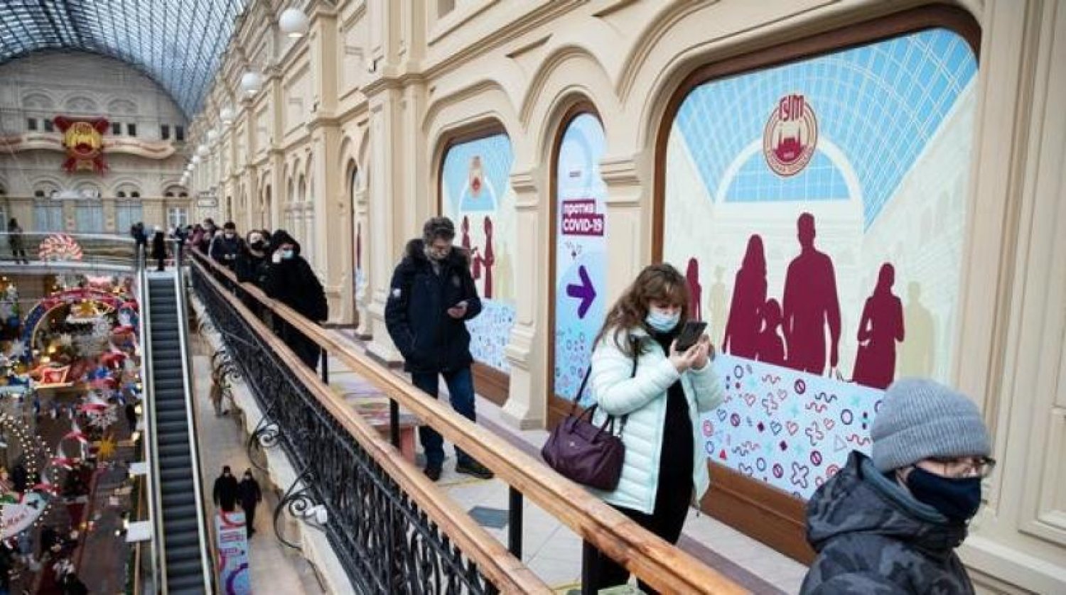 Moskova'daki bir alışveriş merkezinde insanlar aşı sırası bekliyor (Arşiv - AP)
