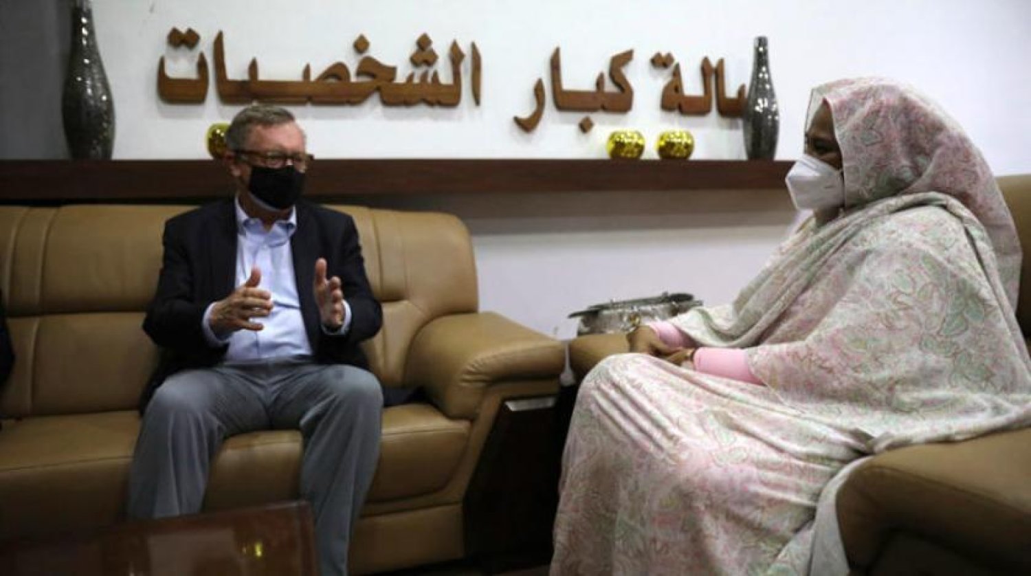 Sudan Dışişleri Bakanı Meryem Mehdi dün Hartum’da ABD’nin Afrika Boynuzu Özel Temsilcisi Jeffrey D. Feltman ile görüşürken (AP)