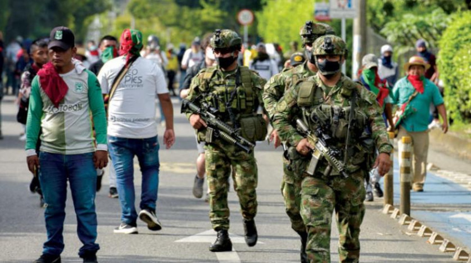 Cali sokaklarında konuşlandırılmış askerler ve göstericiler (AFP)