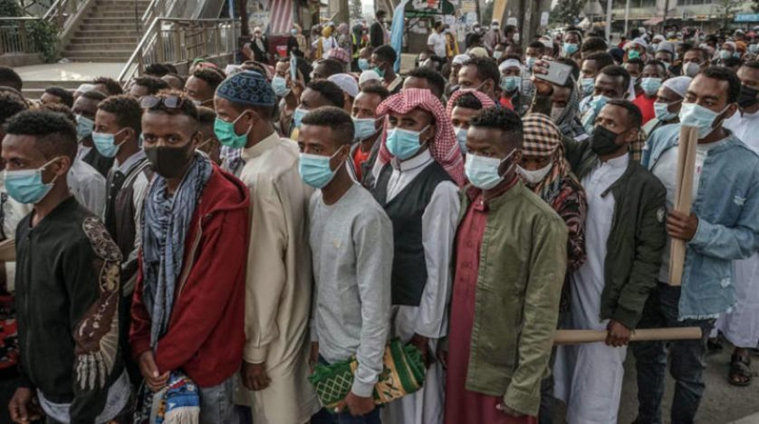 Dün Addis Ababa Stadyumu'nda bayram namazını bekleyen Etiyopyalı Müslümanlar.  (AFP)