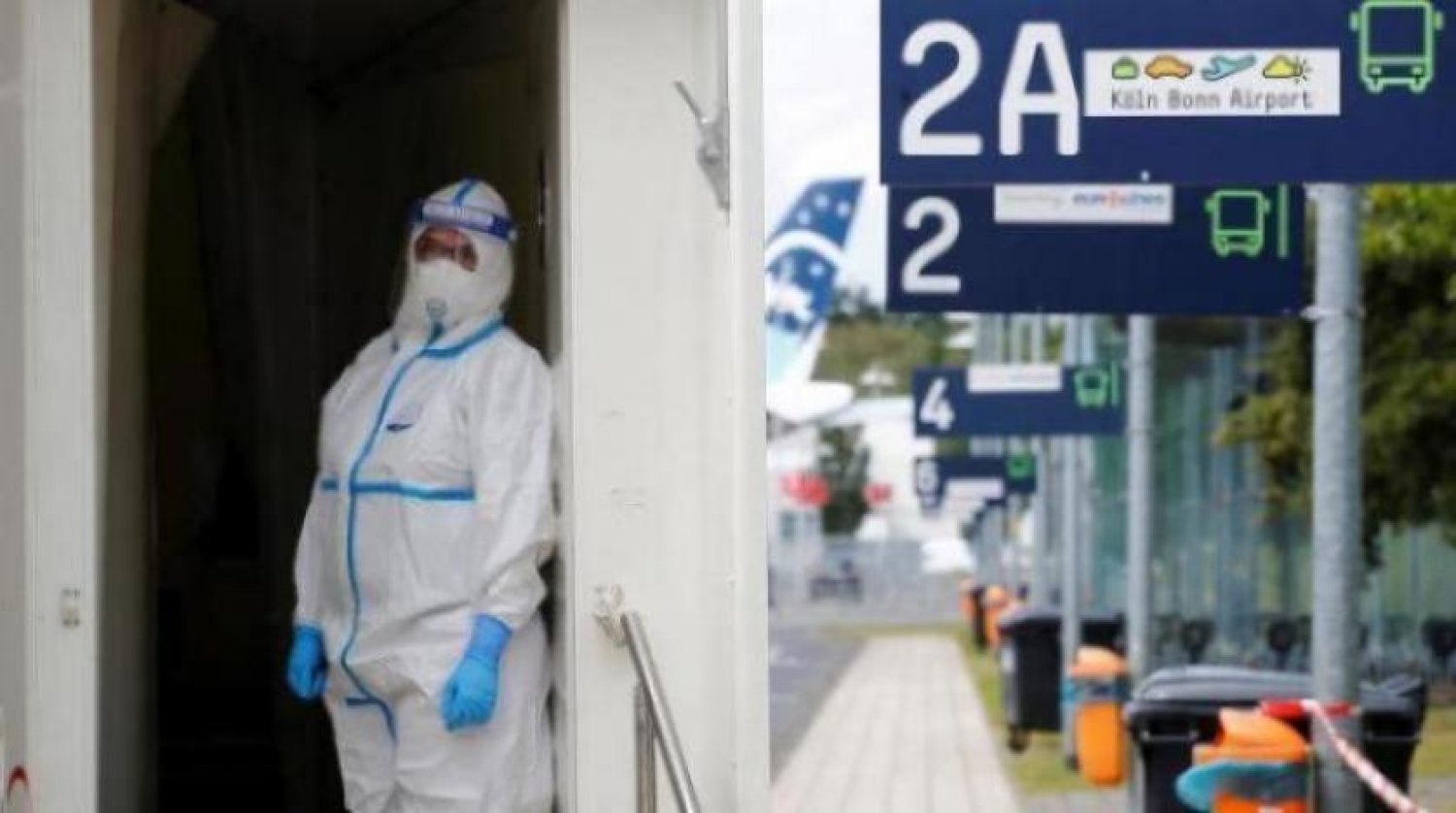 Köln Bonn Havaalanı’ndaki yolcu tarama merkezinde bir doktor (Reuters)