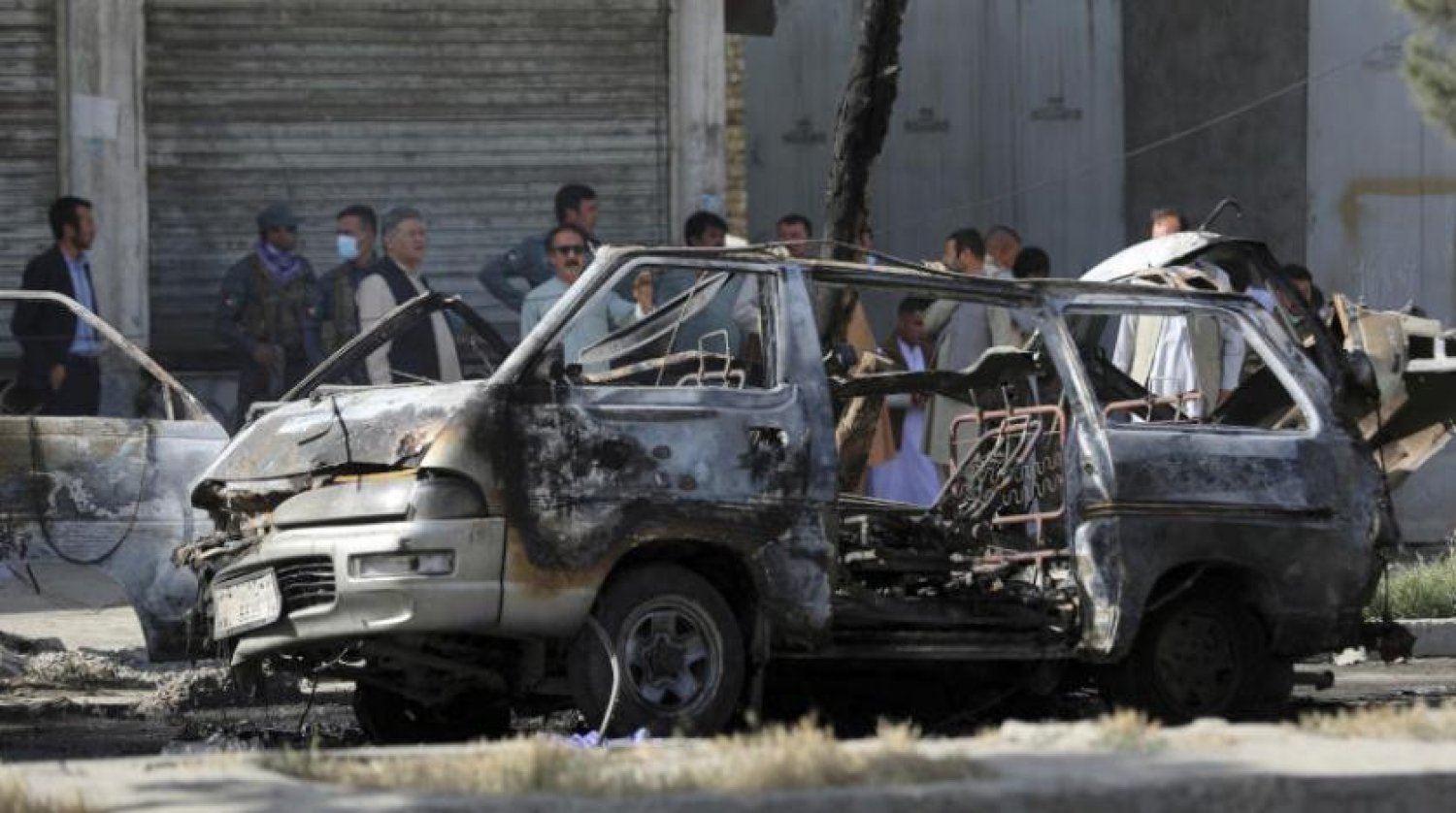 Kabil'in batısındaki bir yolcu otobüsünde görülen patlamanın etkileri (AP)