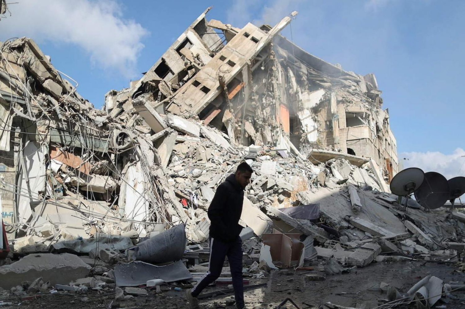 İsrail'in geçen ay Gazze'ye düzenlediği hava saldırılarında çok sayıda bina yıkıldı, 250'den fazla Filistinli hayatını kaybetti (Reuters)