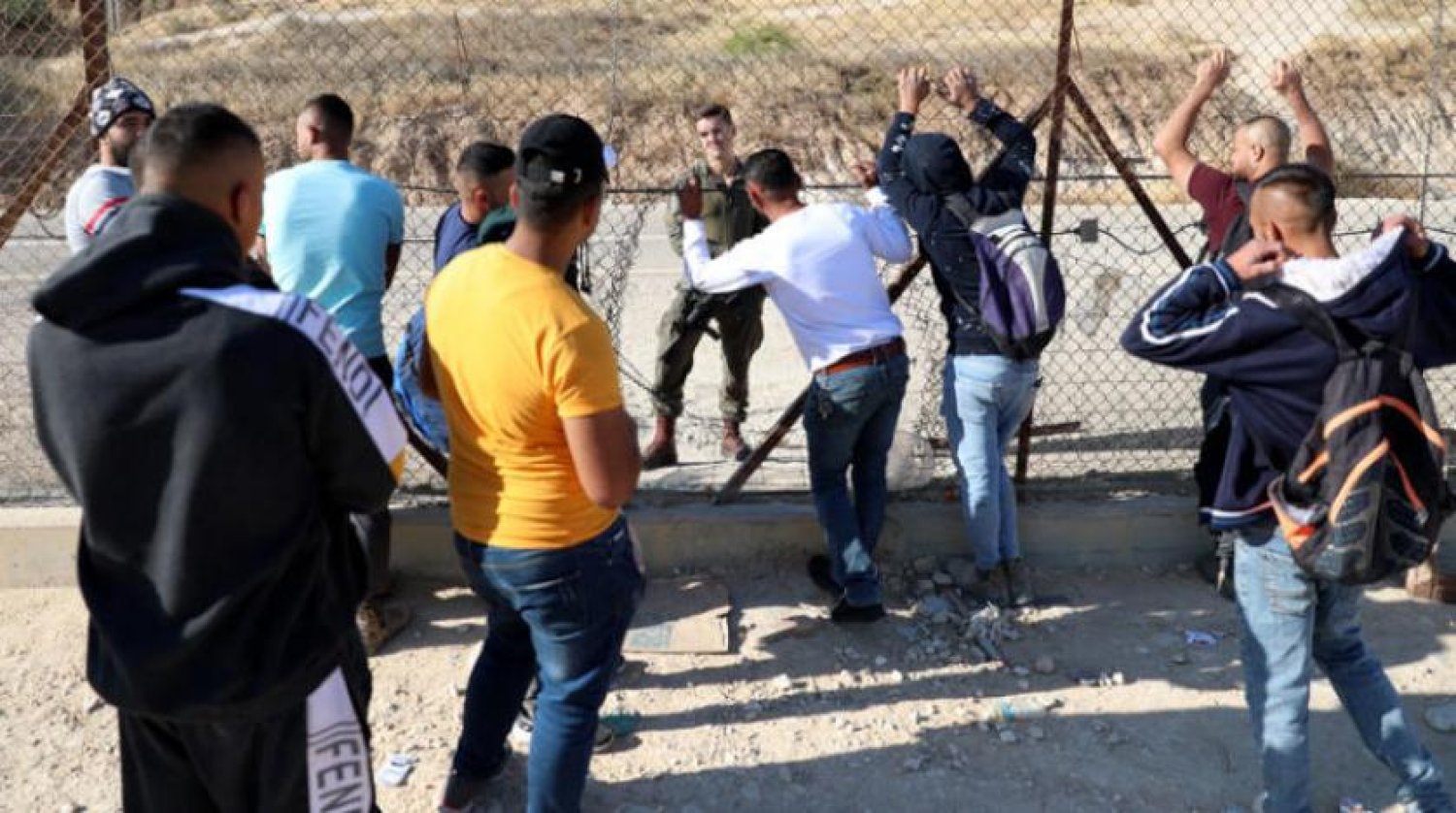 Geçen ay İsrail askerleri Filistinli işçilerin el-Halil yakınlarındaki bir sınır kapısından geçişlerini engellerken (EPA)