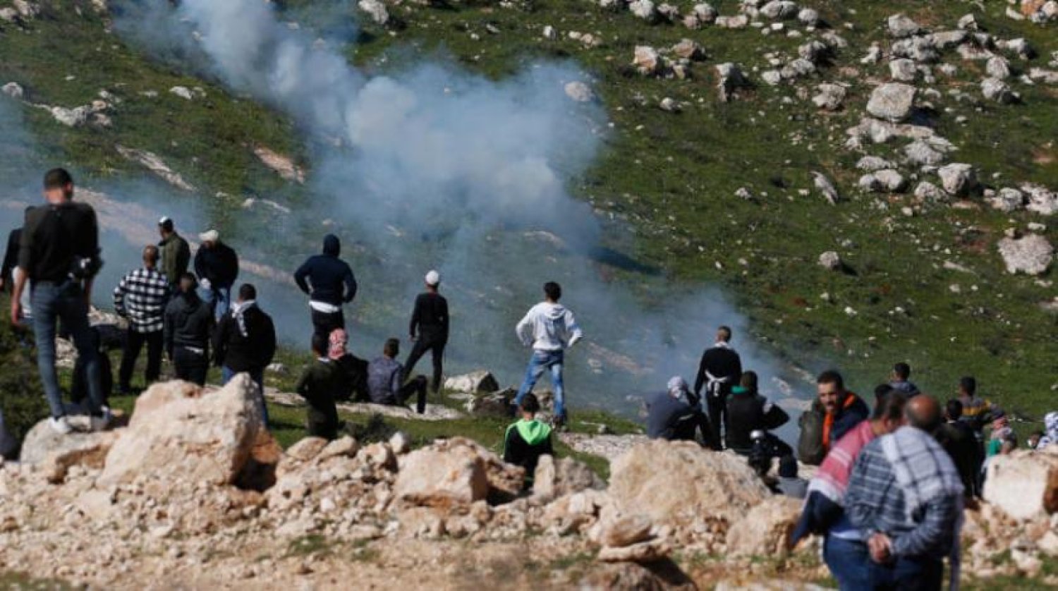 Filistinlilerin geçen ay Batı Şeria'daki Beyt Decen kentindeki yerleşimcilere karşı başlattığı protestolar karşısında göz yaşartıcı gaz kullanıldı. (Arşiv_EPA)
