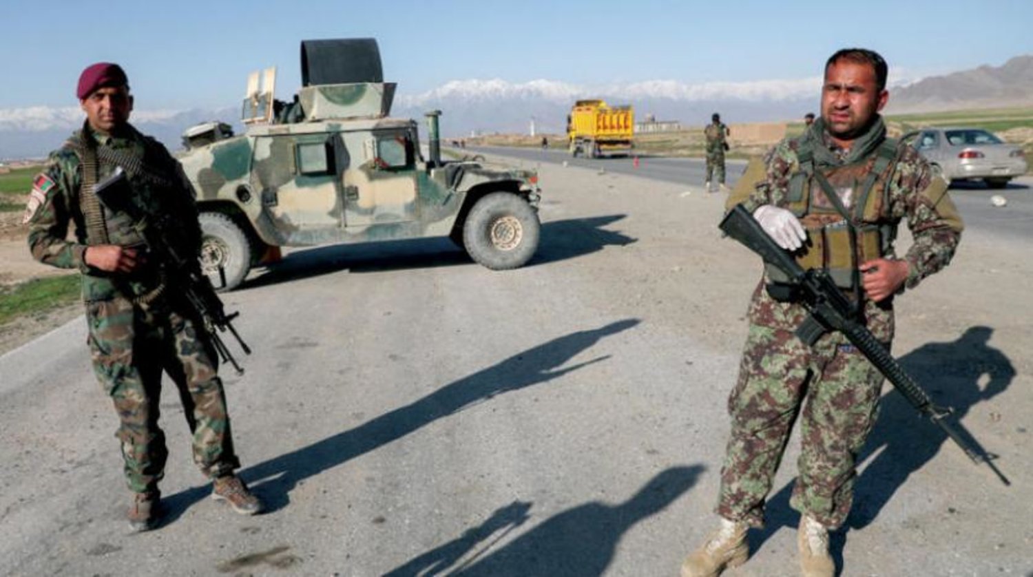 Başkent Kabil yakınlarındaki Bagram Hava Üssü’nün dışındaki Afgan güvenlik güçleri. (Reuters)