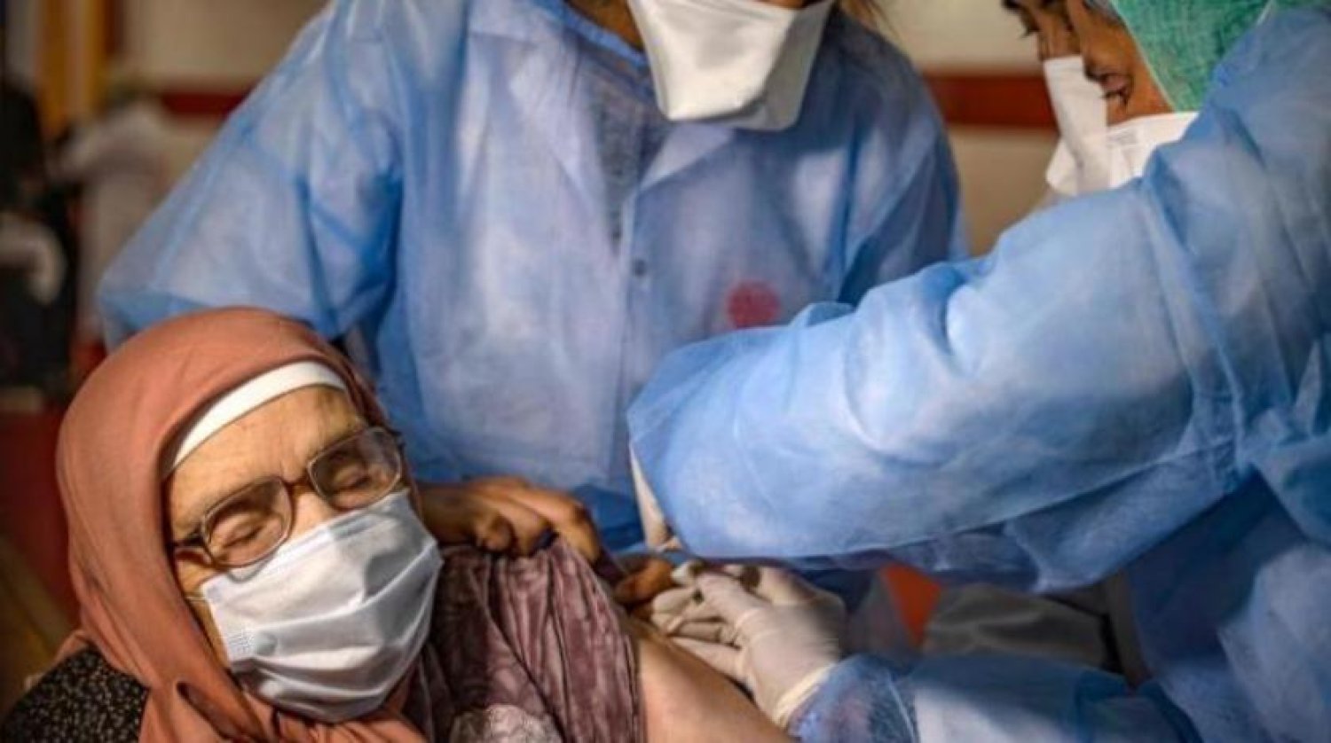 Faslı bir kadın, Sale kentinde koronavirüs aşısı oluyor (AFP)