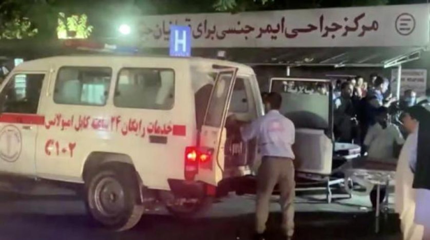 Kabil Havaalanı’na düzenlenen saldırının ardından yaralılar hastaneye kaldırıldı (Reuters)
