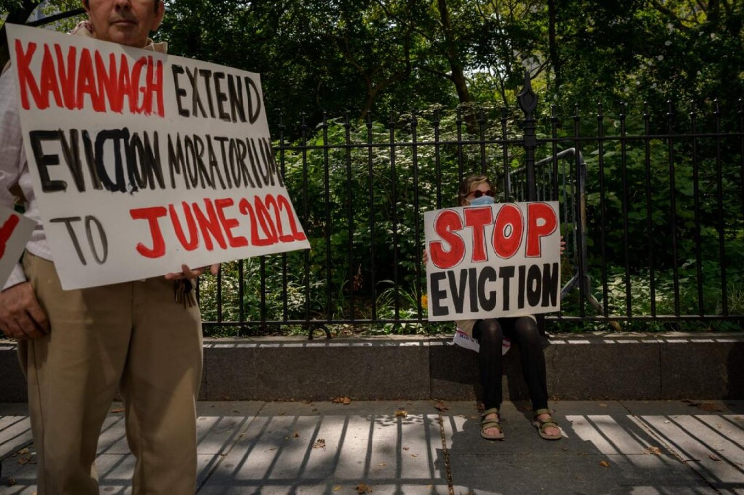 New York'un Manhattan bölgesinde bu ay evden çıkarma yasağının uzatılması için protesto düzenlenmişti (AFP)