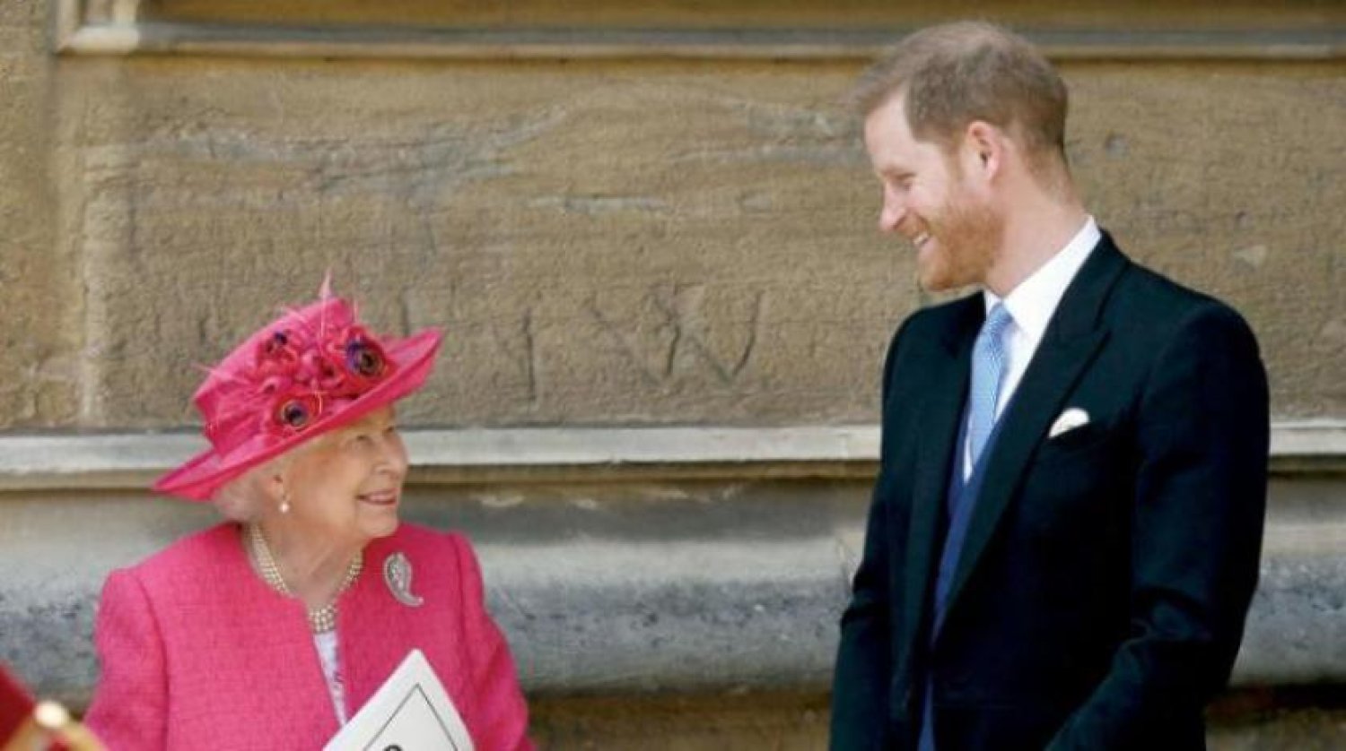 Kraliçe 2. Elizabeth torunu Prens Harry ile (Reuters-Arşiv)