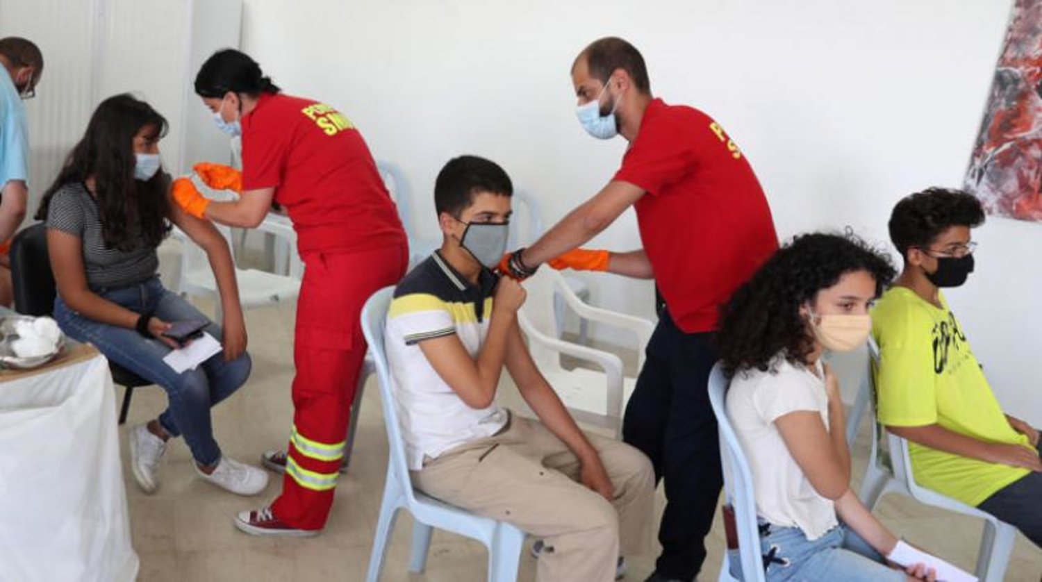 Tunus’ta aşı yaptıran gençler (AFP)