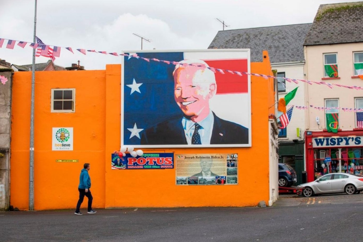 Mayo County'ye bağlı Ballina kasabasında Başkan Biden için yapılan duvar Resmi (AFP)