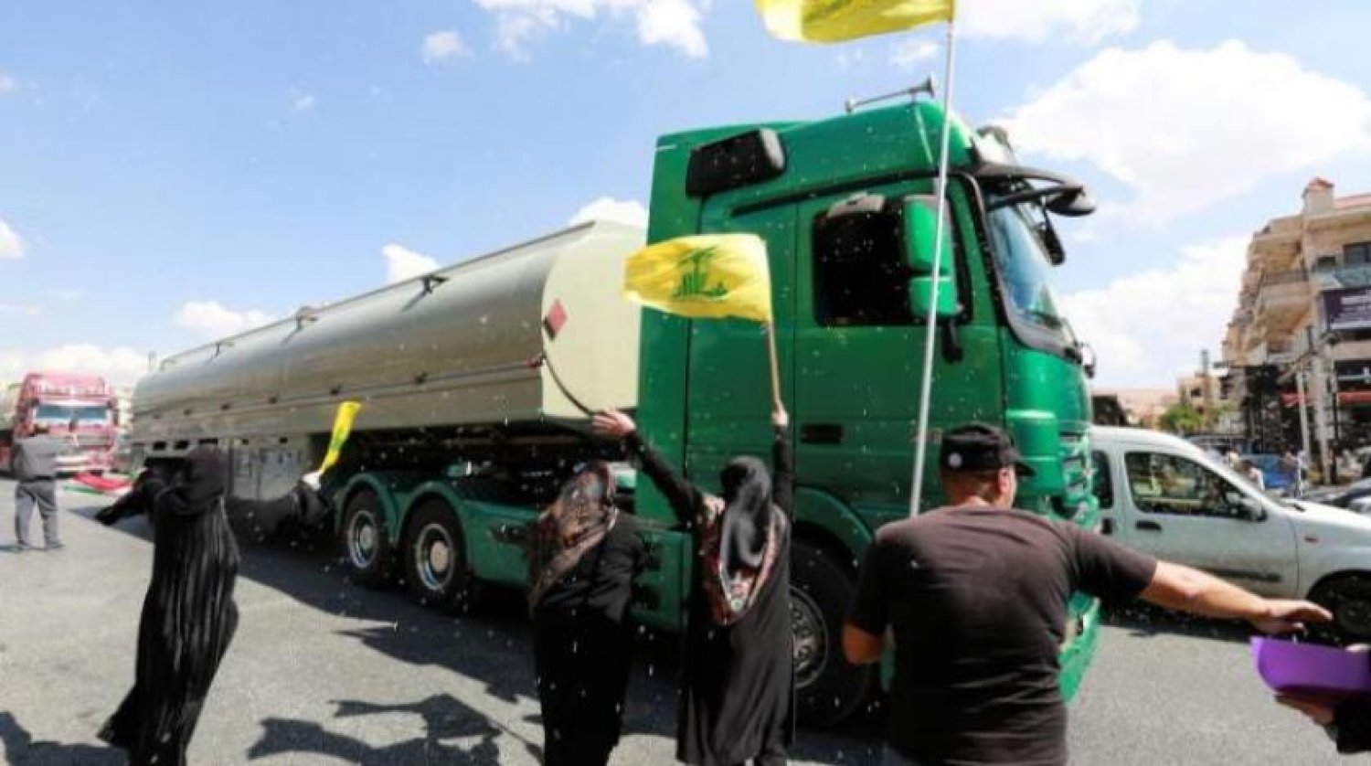 İran petrolünü Hizbullah bayrağı ila karşılayan insanlar (Reuters)