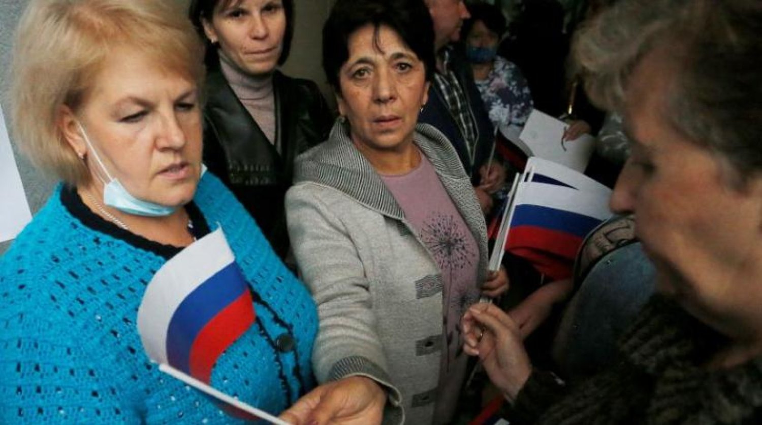 Rus bayrağı taşıyan Ukraynalılar. (Reuters)