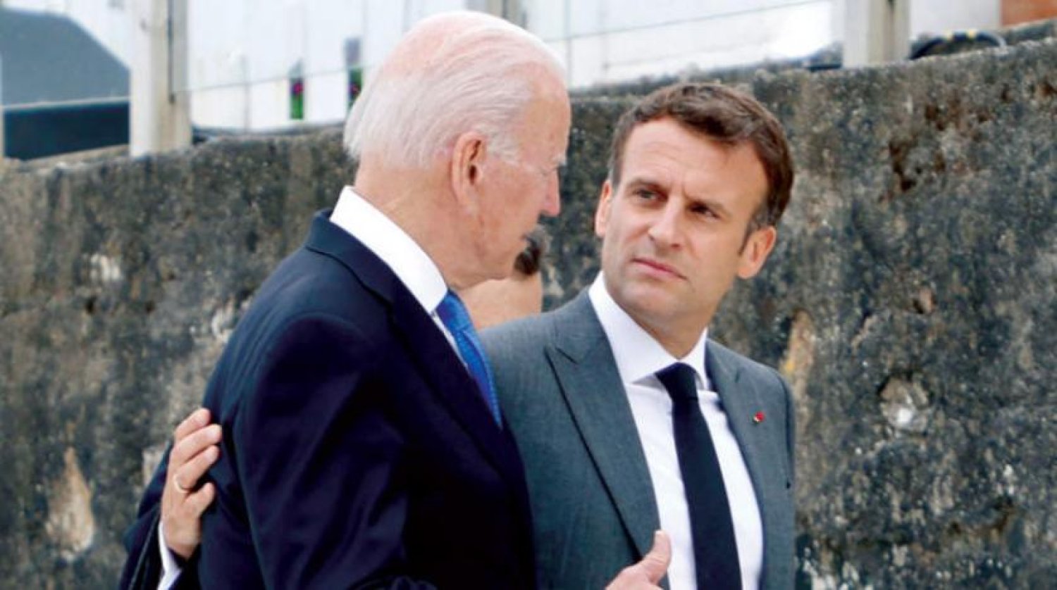Biden ve Macron arasında gerçekleşen telefon görüşmesi, iki ülke arasındaki gerilimin durdurulmasına katkıda bulundu (AFP)